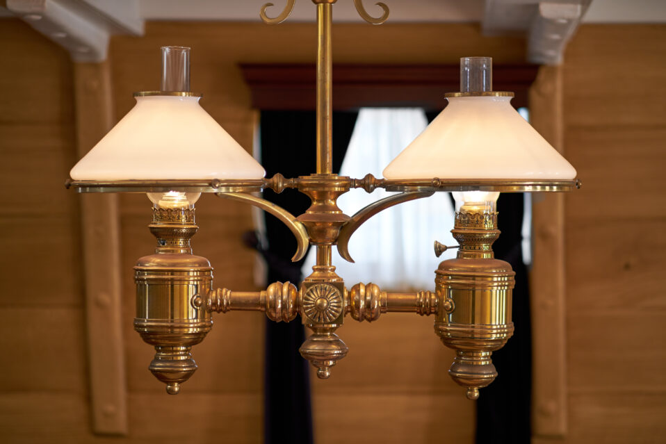 5 kroków do wyboru idealnej lampy mosiężnej do Twojego salonu