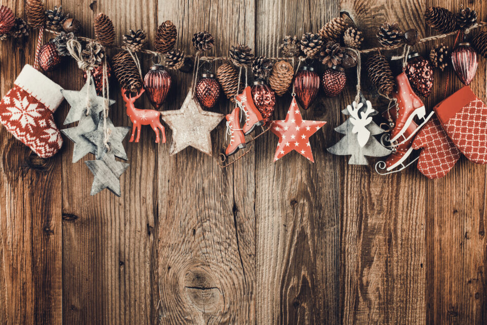 Jak udekorować salon na Boże Narodzenie? Rustykalne inspiracje